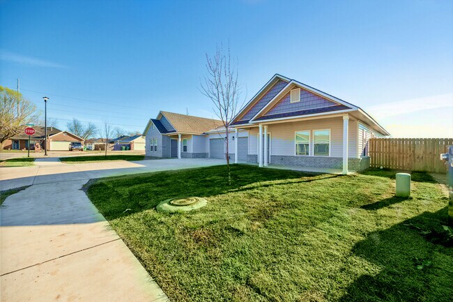 Building Photo - 901 Vly Oaks Ln