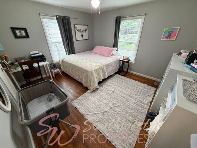 Building Photo - 3 bedroom 1 bath with large bedrooms! Easy walk to campus!