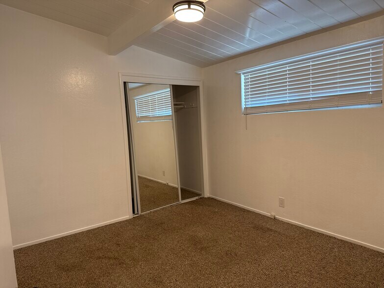 Building Photo - 2875 Euclid Ave