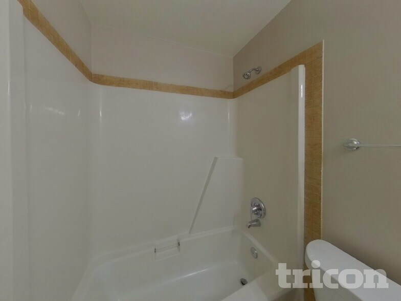 Building Photo - 204 Kemsing Rd