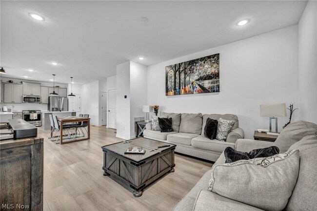 Building Photo - 704 Maple Hollow Ct