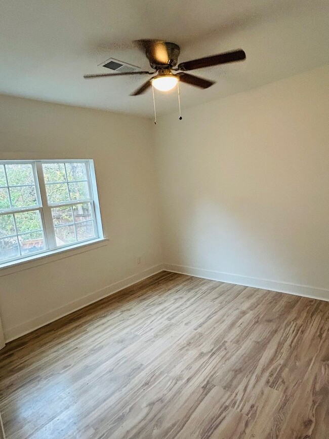 Building Photo - This 3 bed / 2 bath in Fondren is ready fo...