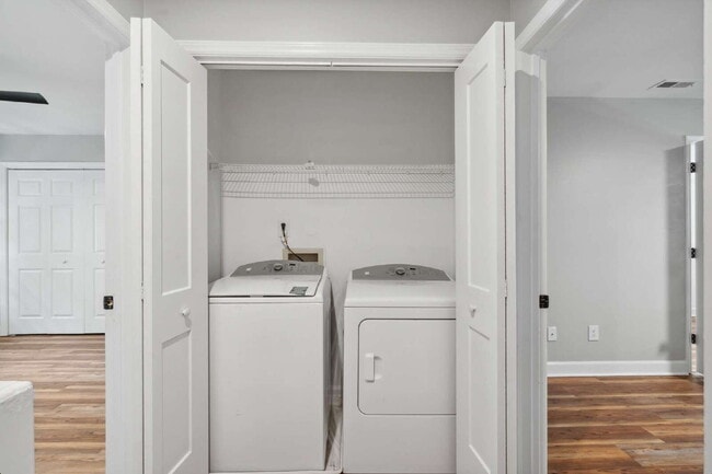 Building Photo - Stunning North Raleigh Townhome