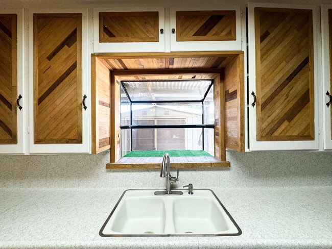 Building Photo - "Charming 3 Bedroom, 2 Bathroom Home with Spacious Living"