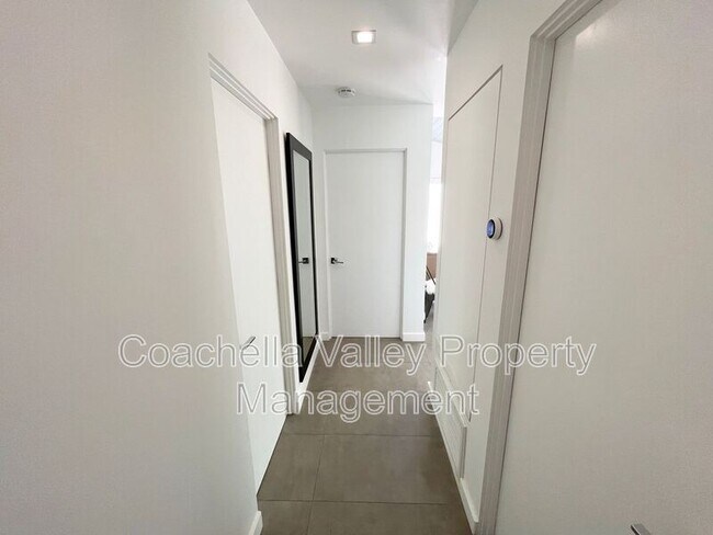 Building Photo - 2885 E Venetia Rd