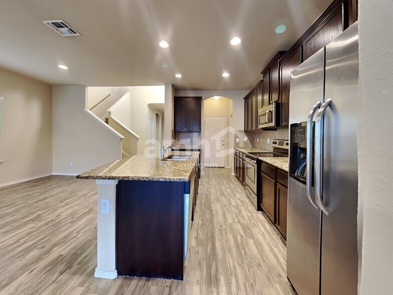 Building Photo - 10450 Rosewood Creek