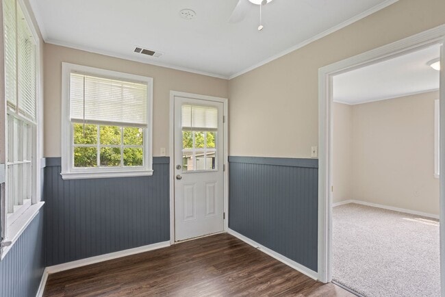 Building Photo - 3 bedroom, 1 bath home close to Gulfstream...