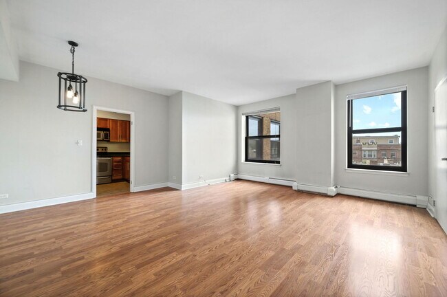 Building Photo - 2100 N Lincoln Park W