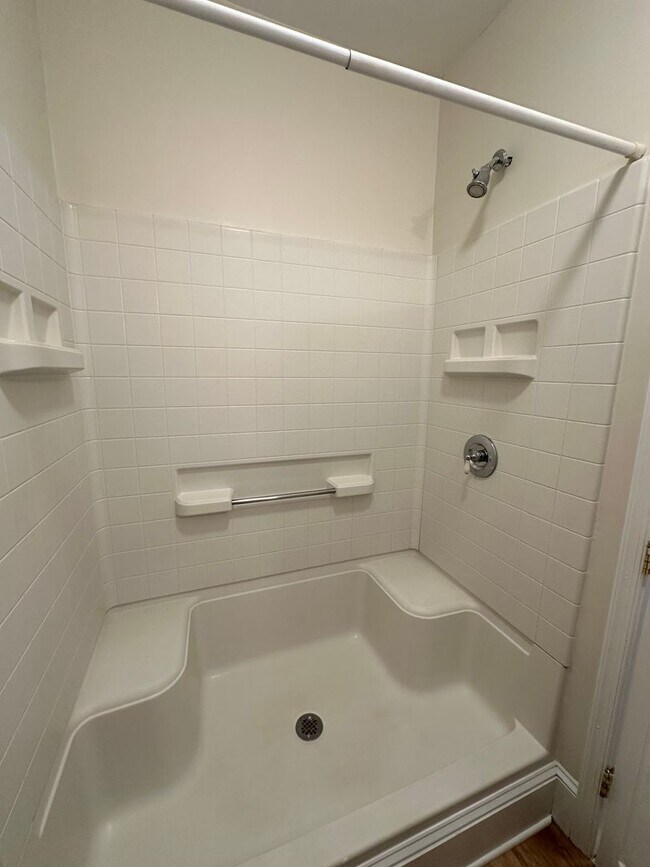 Building Photo - Mount Pleasant Studio Apartment W/Private ...