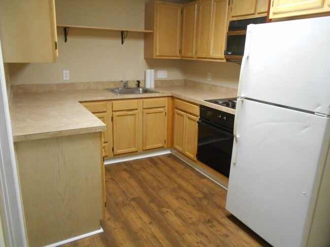 Building Photo - Second floor 1 bedroom, 1 bath suite in great location