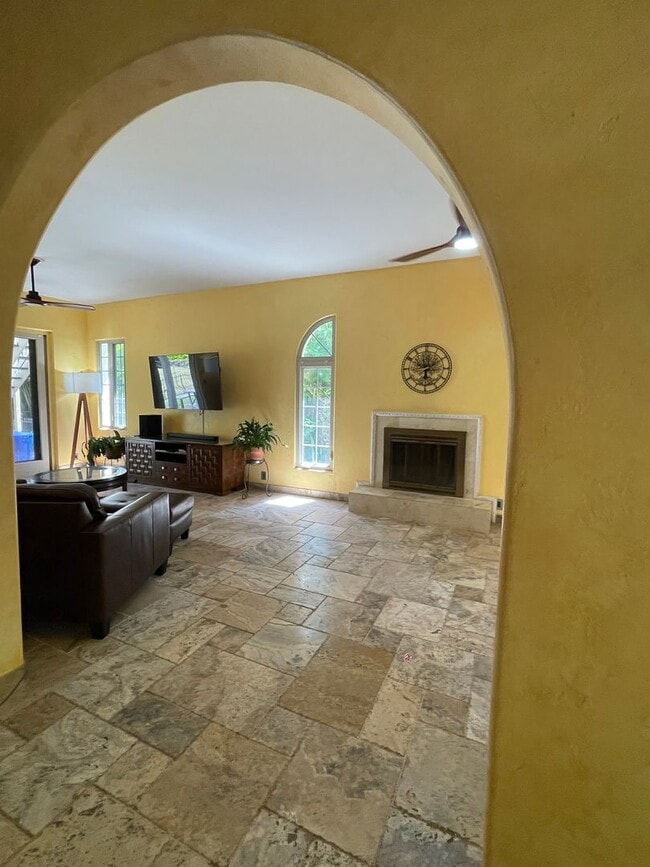 Building Photo - Spacious 4-Bedroom Retreat in Haiku with S...