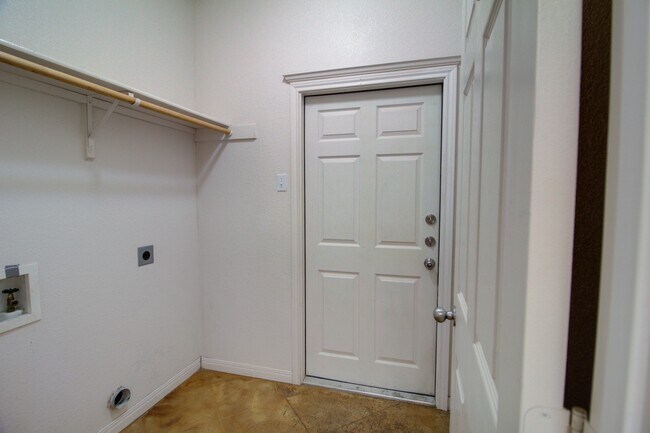 Building Photo - Surrey Ridge Duplex