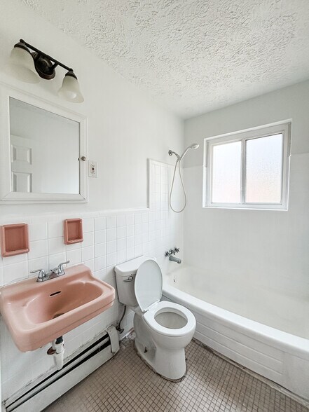 Hallway Bathroom - 3412 Lumardo Ave