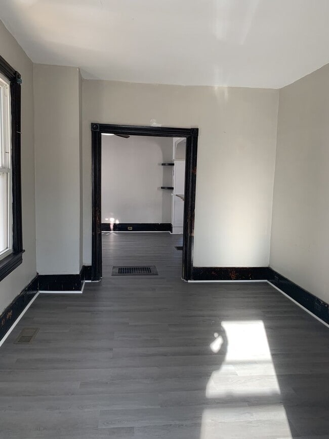Building Photo - Spacious single family home with 3 beds/2 ...