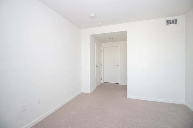 Building Photo - Luxurious 2BD/2BTH w/ Parking and Amazing ...