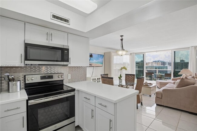Building Photo - 3505 S Ocean Dr