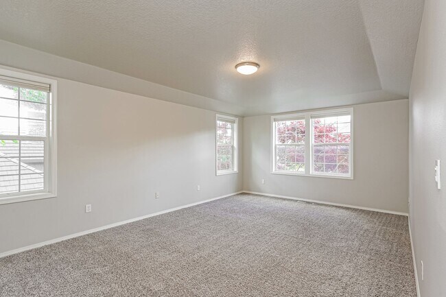 Building Photo - 3 Bed 2.5 Bth Upper Floor Unit + A/C + Fireplace + Large Deck