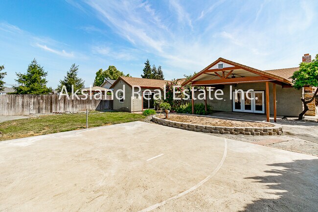 Building Photo - 697 Garden Gate Dr