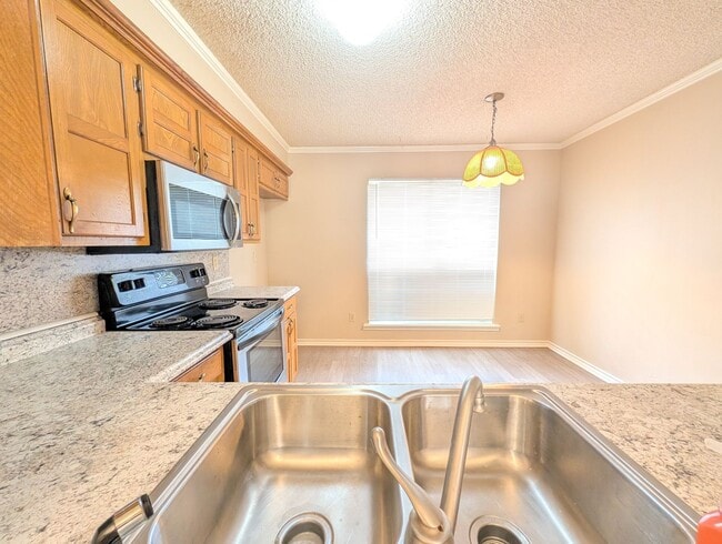 Building Photo - 2 Bedroom PG Townhome Now Available