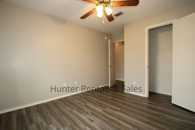 Building Photo - Hymesa Estates!