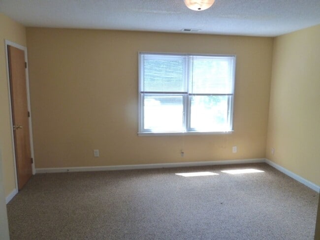 Building Photo - Large updated 4br 3.5ba duplex w/ parking ...