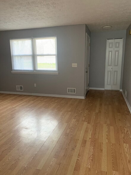 Building Photo - 33 Teakwood Ln
