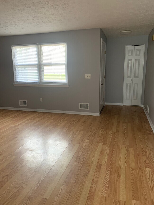 Building Photo - 33 Teakwood Ln