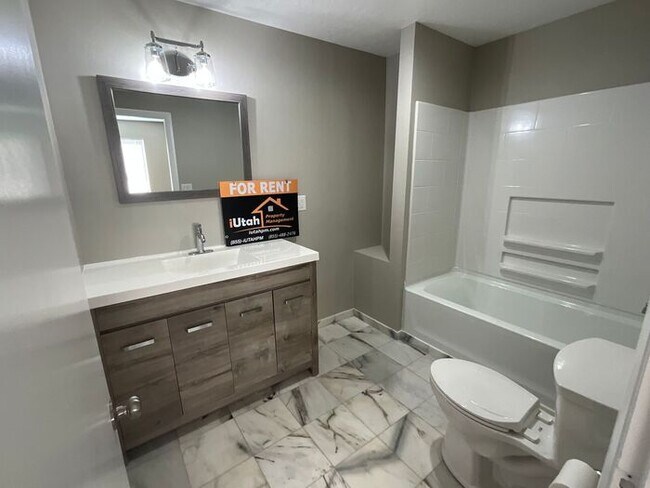 Building Photo - 3 bdrm 2 bath Home 2 car Garage small dog ...
