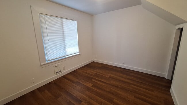 Building Photo - 4 bed 1.5 bath home walking distance to Lo...