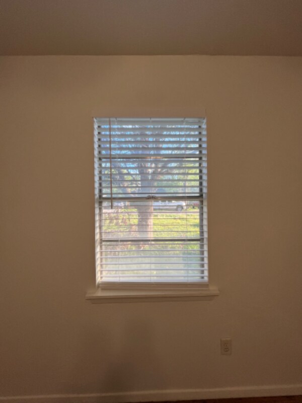 Building Photo - 102 E Pecan St