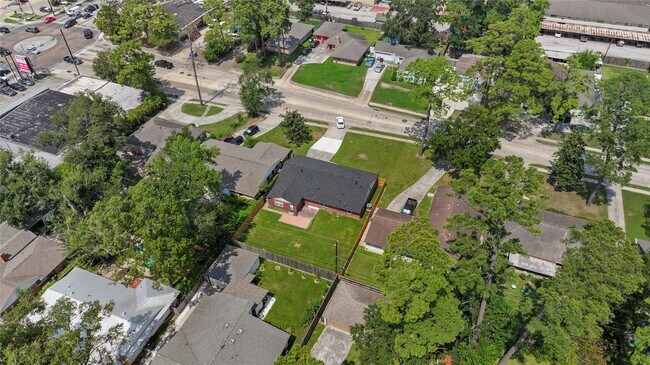Building Photo - 10055 Westview Dr