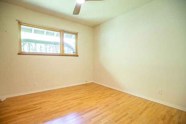 Building Photo - Mid Century 3 Bedroom Home Available Now i...
