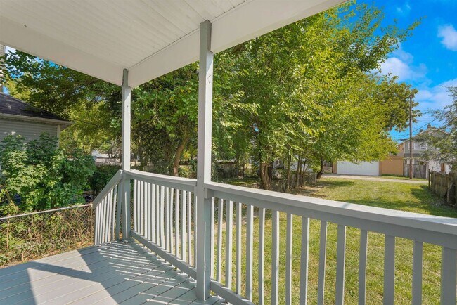 Building Photo - Move-In Ready 3-Bedroom Home with Updated Kitchen & Central A/C