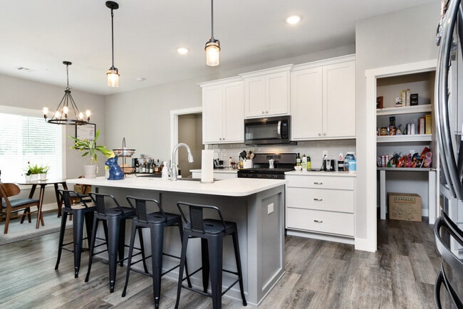Building Photo - 915 Fairman Dr