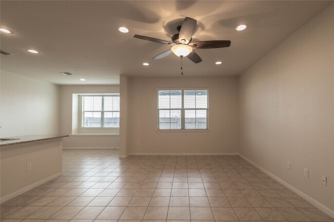 Building Photo - 2880 Donnell Dr