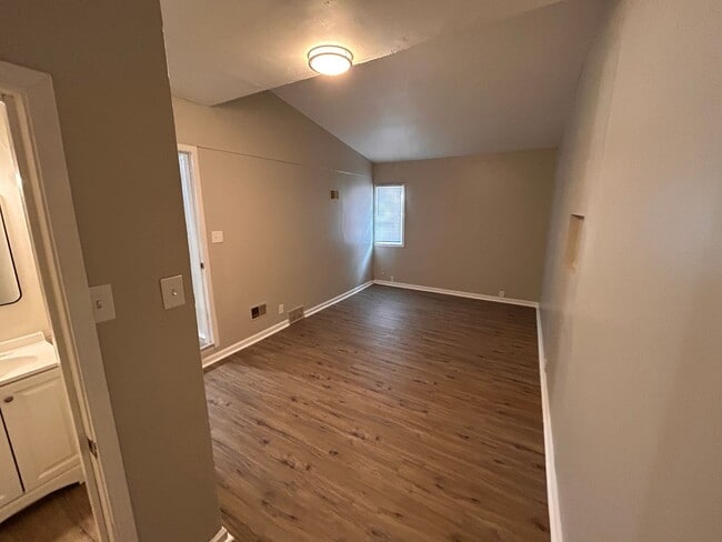 Building Photo - Easy and Breezy on Lakeview