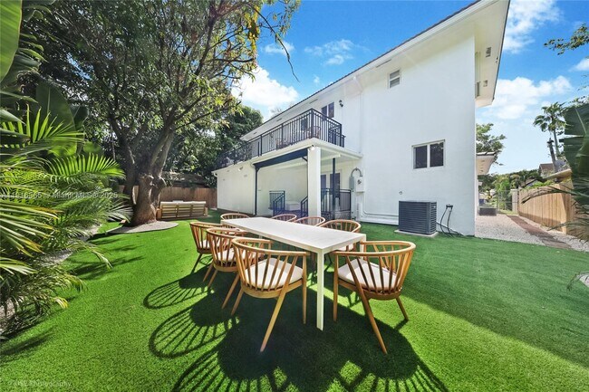 Building Photo - 871 NE 81st St