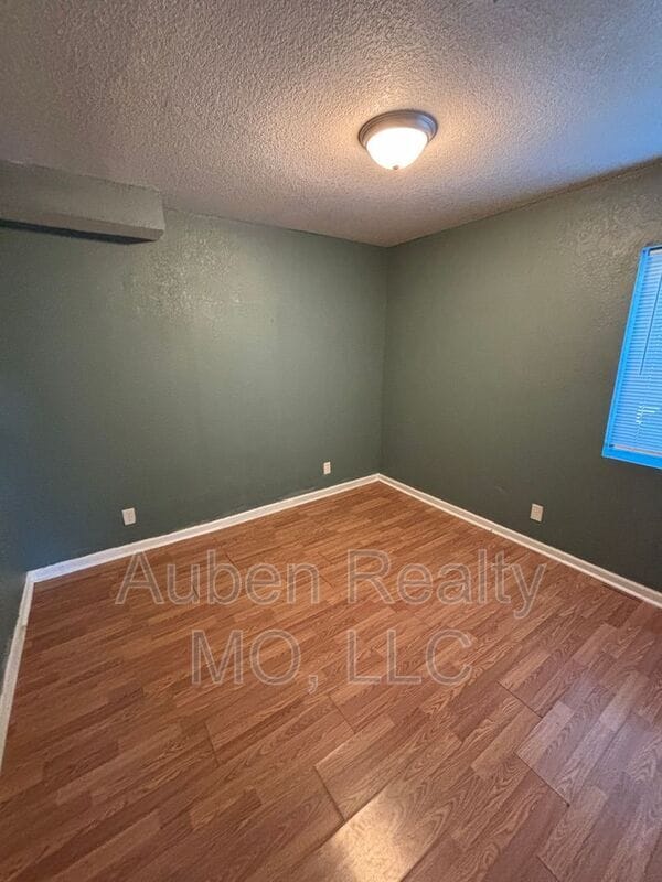 Building Photo - 704 N Willow Ave