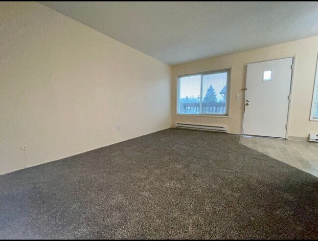 Building Photo - **50% OFF FIRST MONTH'S RENT** Spacious To...
