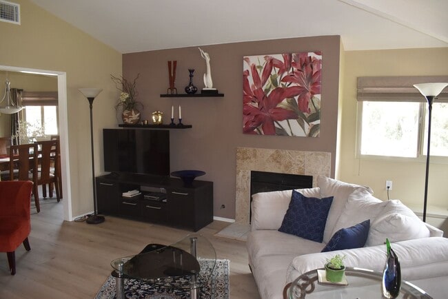 Building Photo - 2 Bedroom 2 Bath Single Story Golf Course ...
