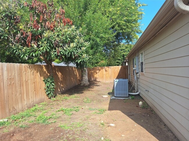 Building Photo - 4030 Knoll Glen Dr