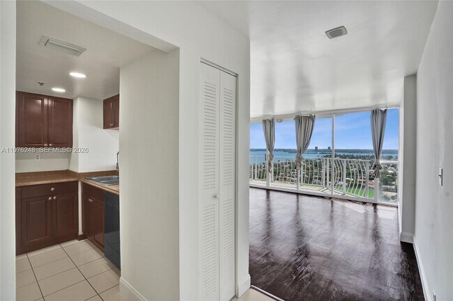 Building Photo - 7601 E Treasure Dr