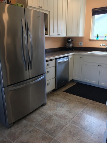 Kitchen: stainless appliances, gas cooking, granite counters, real wood shaker cabinets, pulls outs and lazy susan's in cabinets. - 421 N 6th Ave SW