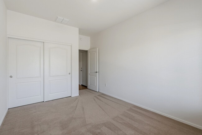 Building Photo - 677 W Pizzicato Ln