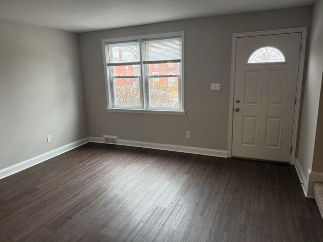 Building Photo - Newly Renovated! Charming & Spacious 3-Bed...