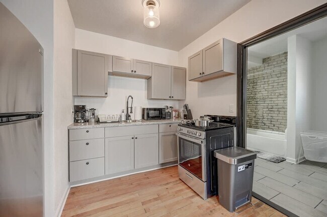 Building Photo - 1925 N Prospect Ave