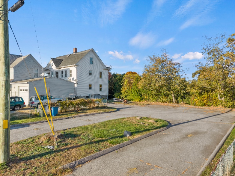 Building Photo - 912-914 Bank St