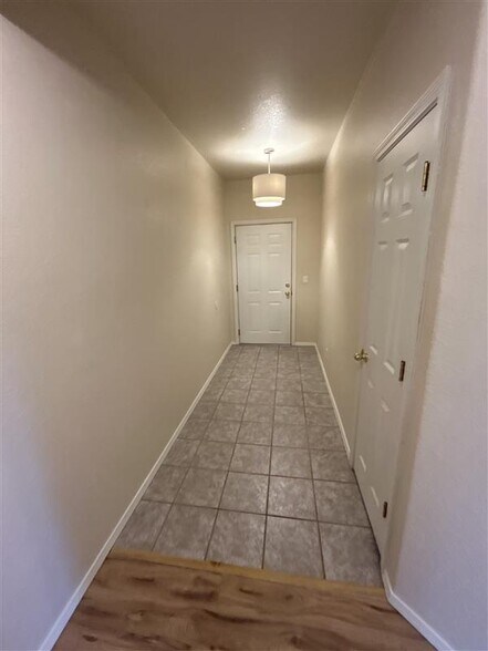 Building Photo - 3011 Mandalay Grv