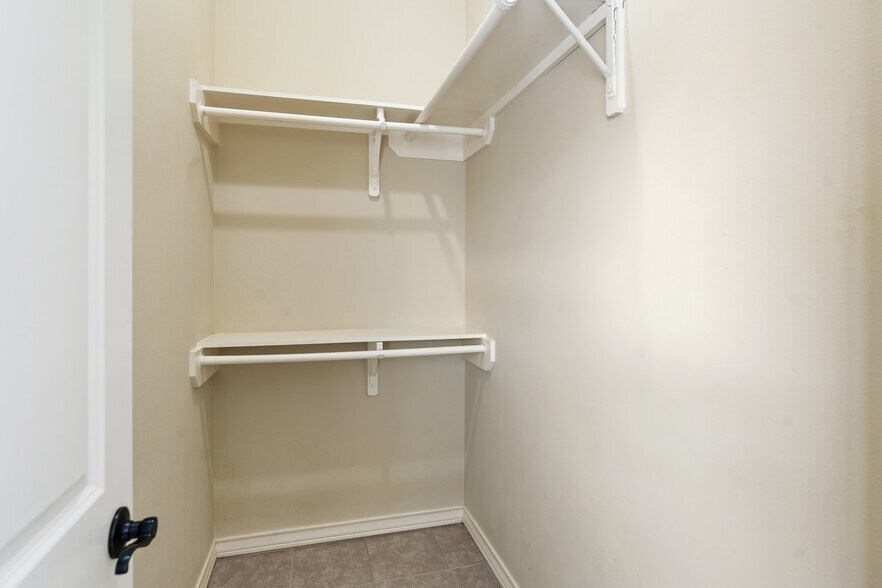 Building Photo - 722 Wellington Ave