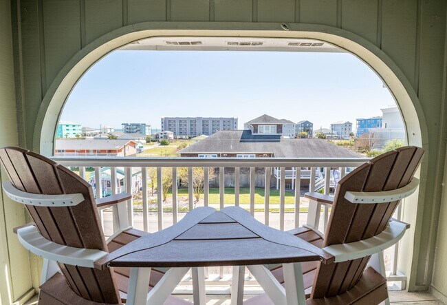 Building Photo - COZY,  FURNISHED OFF-SEAON MONTHLY RENTAL